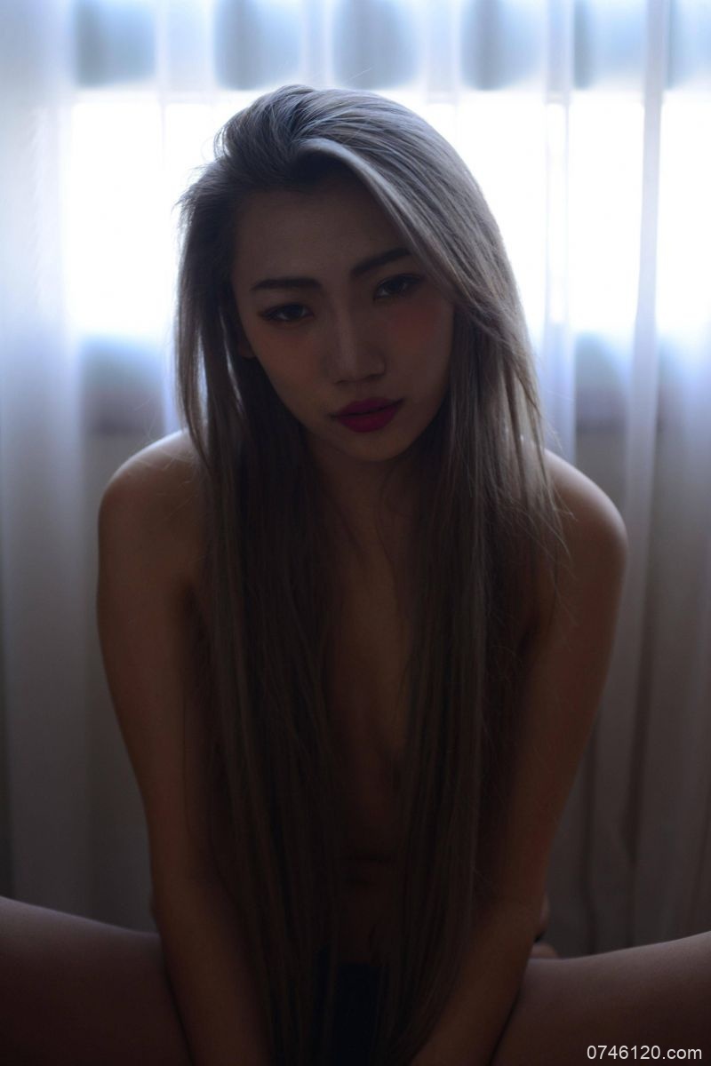 性感美艳香港嫩模希亚创意裸拍